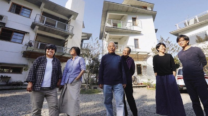建築師姜樂靜（左1）、藝術家楊偉林（左2）、建築師趙力行夫婦（圖中）與上下游新聞市集共同創辦人馮小非（右2）、蕭名宏（右1）在南投共建3棟房子，一起過第二人生。